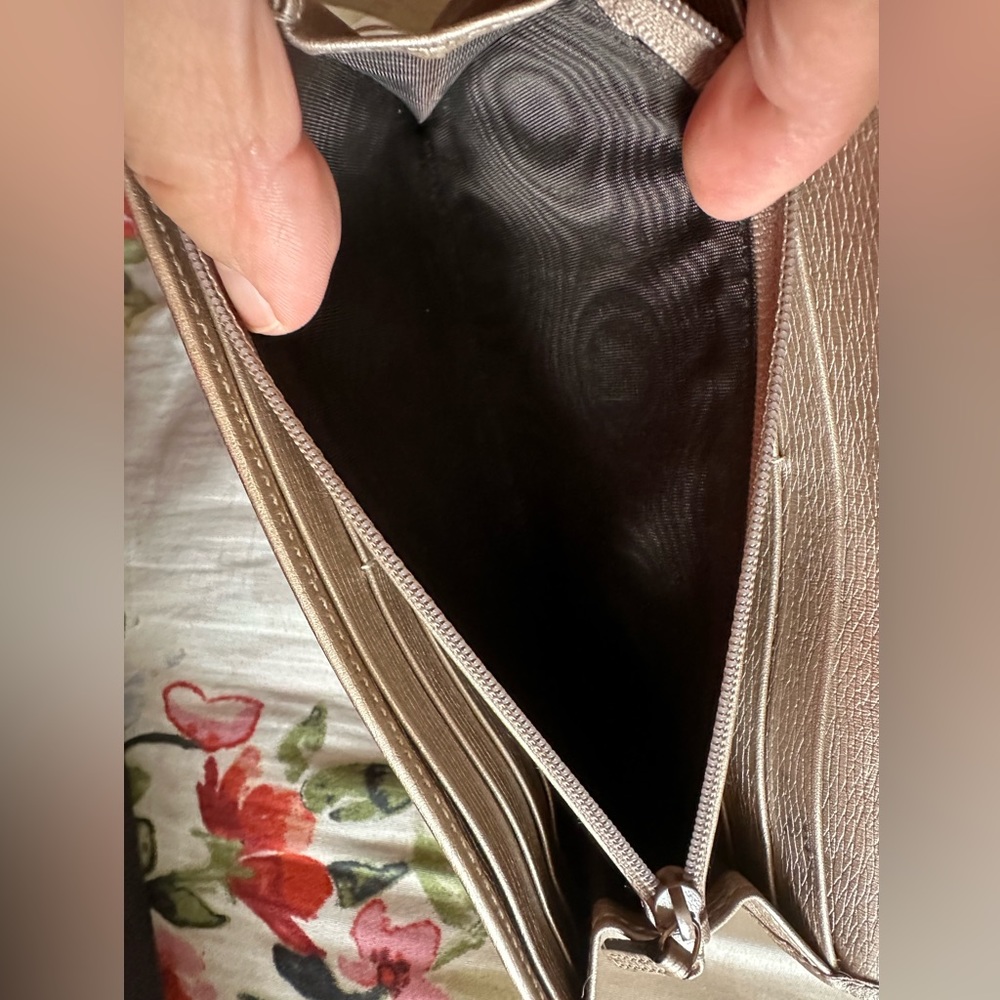 Authentic Gucci Lovely Heart Gold Wallet. - Picture 10 of 14